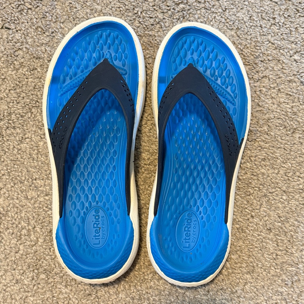 Crocs light ride flip flops GUC